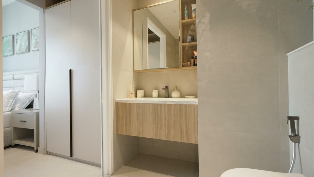 En-suite-Bathroom_-Walk-in-Closet.jpg